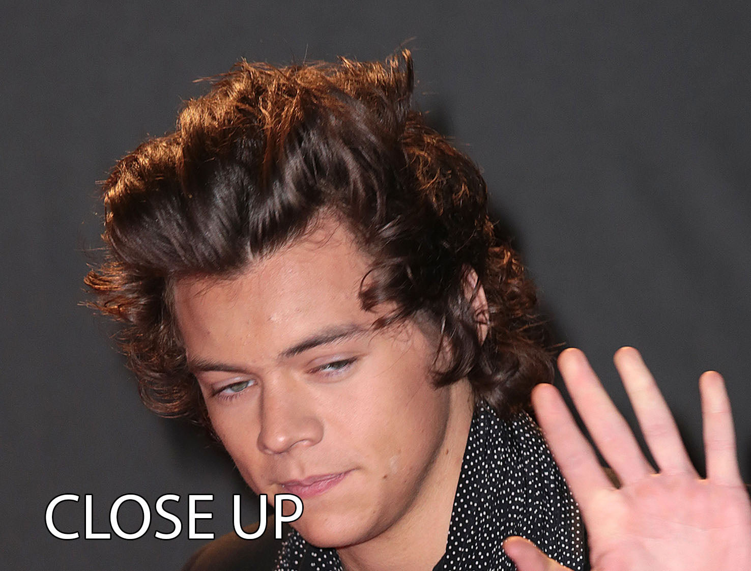 Harry Styles waves at the British Fashion Awards 3 Split Panel Canvas Print - Canvas Art Rocks - 3