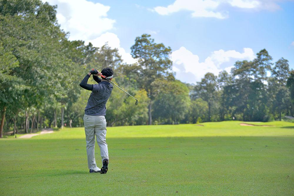 Golf player pitching the golf ball Wall Mural Wallpaper - Canvas Art Rocks - 1