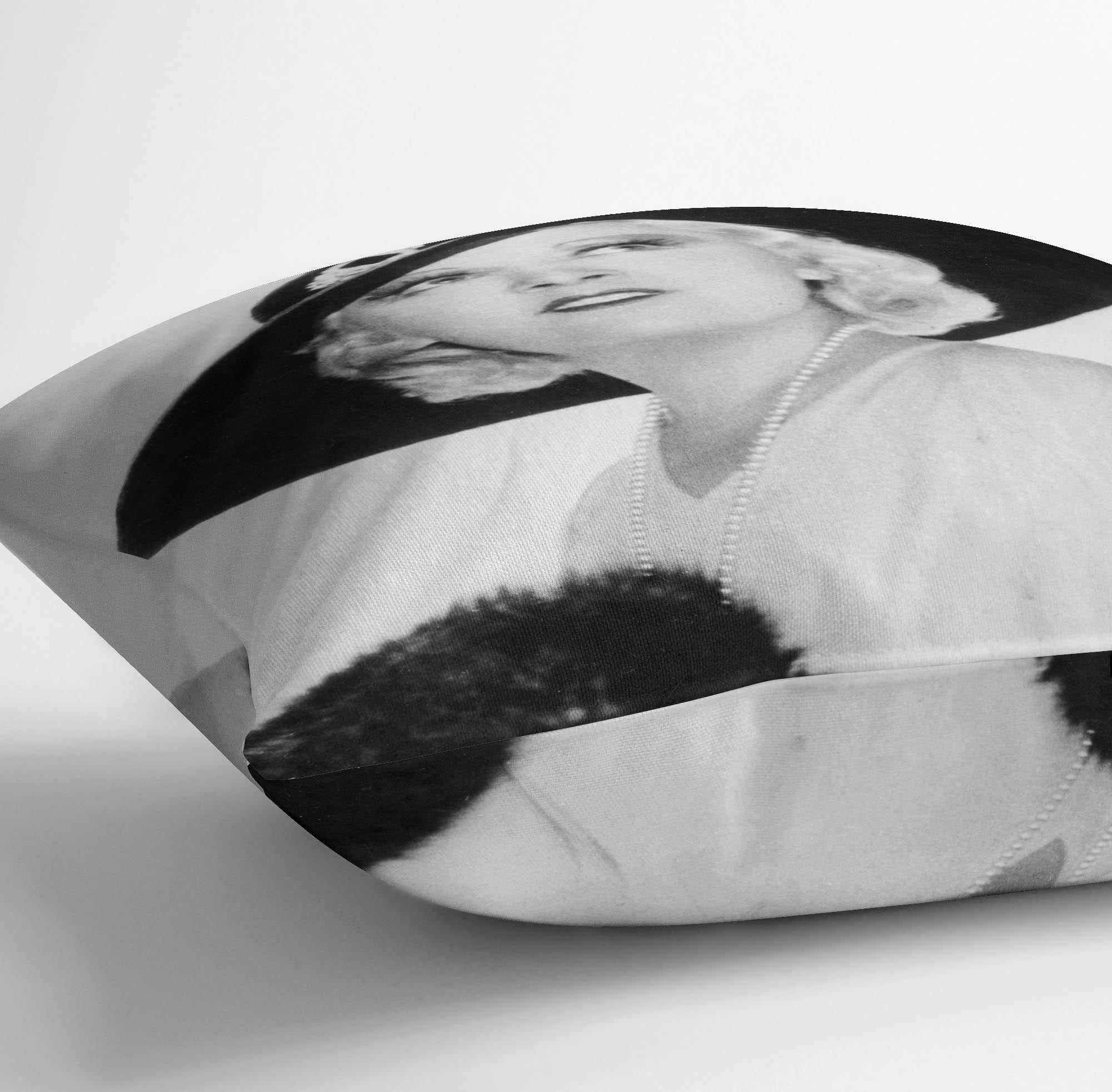 Mae West Cushion - Canvas Art Rocks - 3