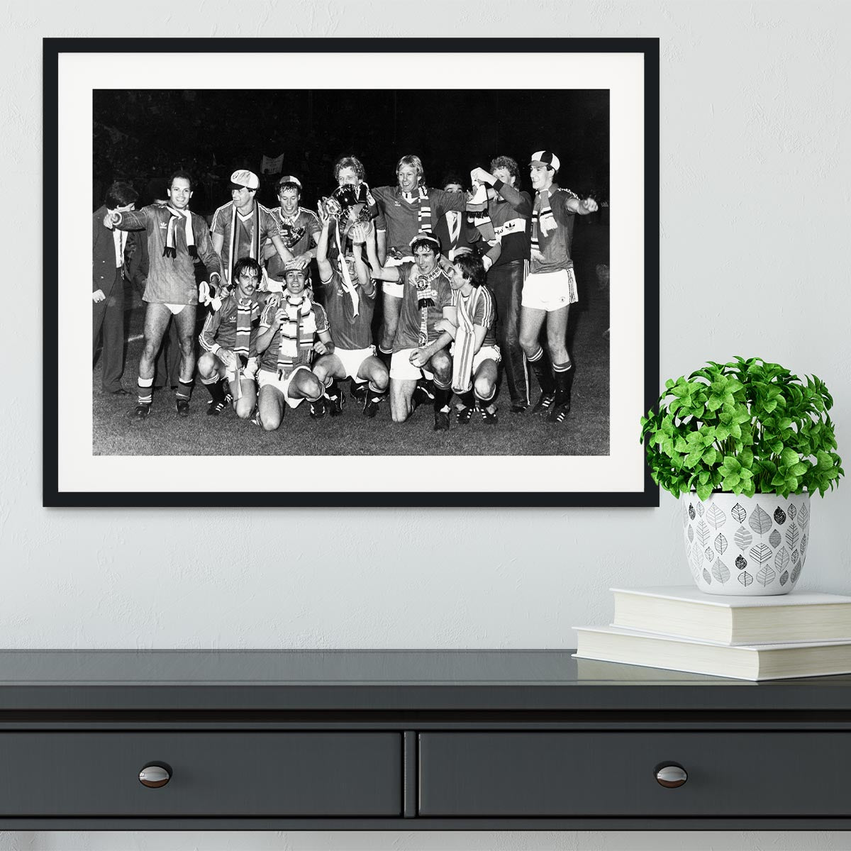 Manchester Utd Players With FA Cup 1983 Framed Print - Canvas Art Rocks - 1