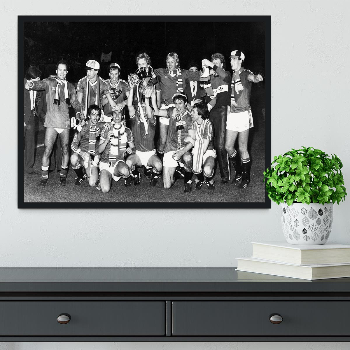 Manchester Utd Players With FA Cup 1983 Framed Print - Canvas Art Rocks - 2