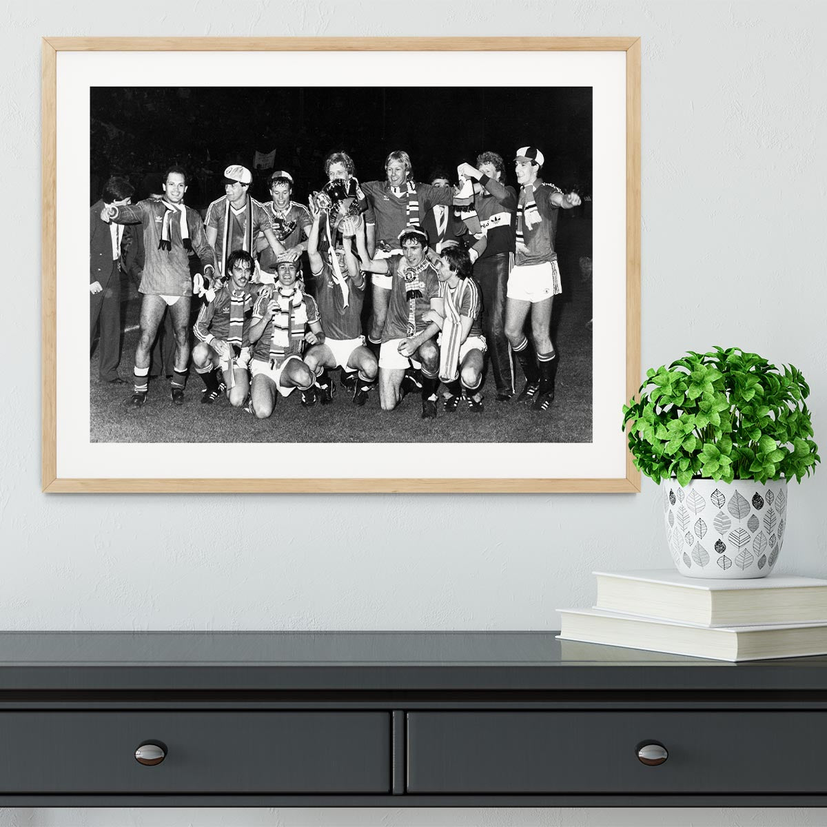 Manchester Utd Players With FA Cup 1983 Framed Print - Canvas Art Rocks - 3