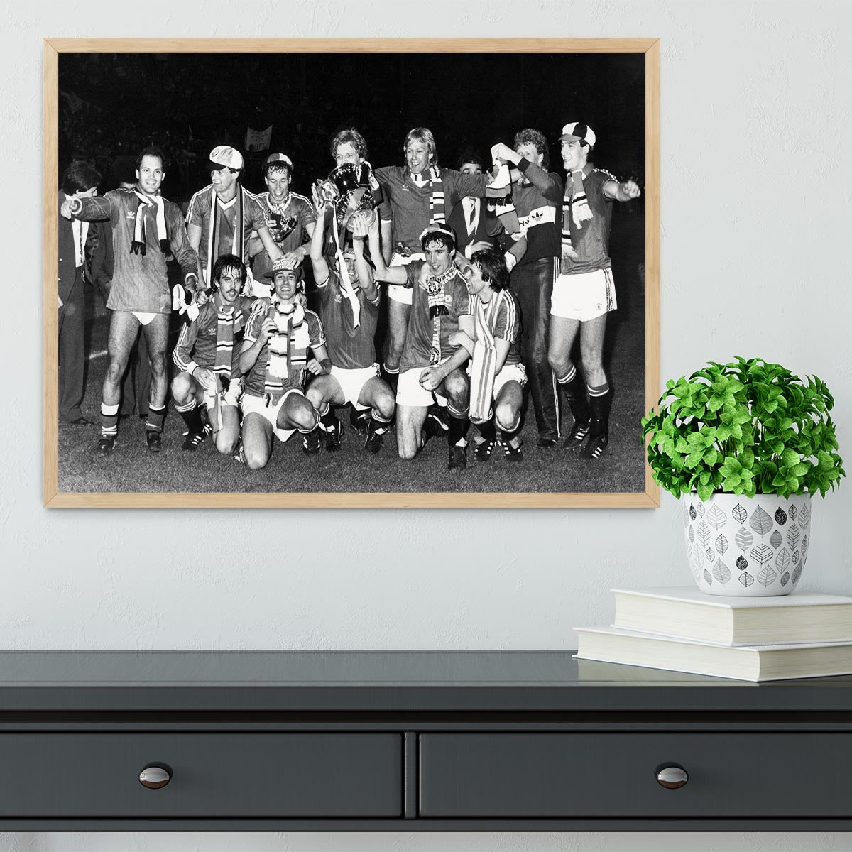Manchester Utd Players With FA Cup 1983 Framed Print - Canvas Art Rocks - 4