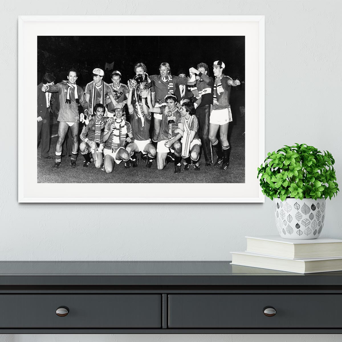 Manchester Utd Players With FA Cup 1983 Framed Print - Canvas Art Rocks - 5