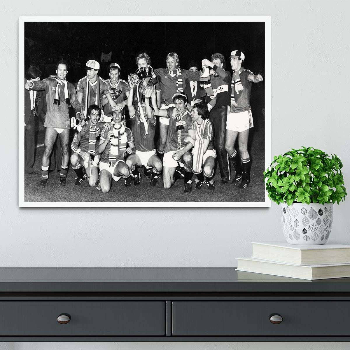 Manchester Utd Players With FA Cup 1983 Framed Print - Canvas Art Rocks -6