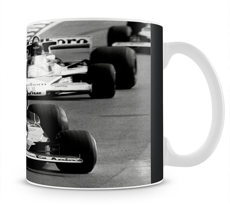 Niki Lauda leads James Hunt in the British Grand Prix 1976 Mug - Canvas Art Rocks - 1