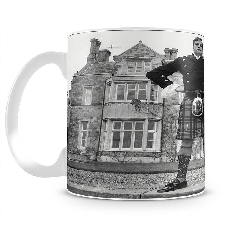 Oliver Reed in a kilt Mug - Canvas Art Rocks - 2