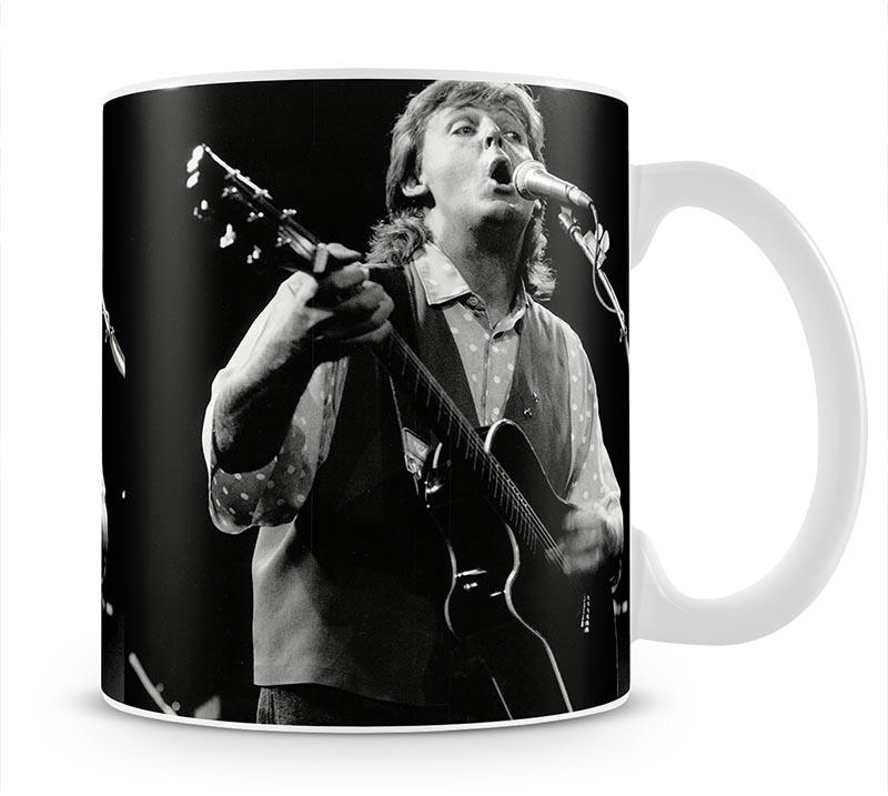 Paul McCartney on stage in 1989 Mug - Canvas Art Rocks - 1