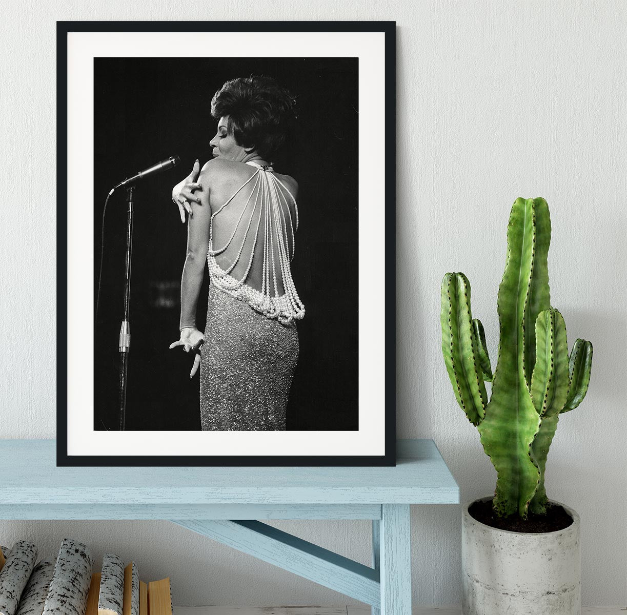 Shirley Bassey on stage Framed Print - Canvas Art Rocks - 1
