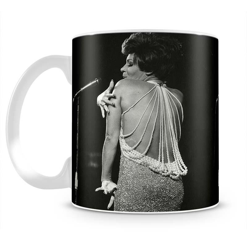 Shirley Bassey on stage Mug - Canvas Art Rocks - 2