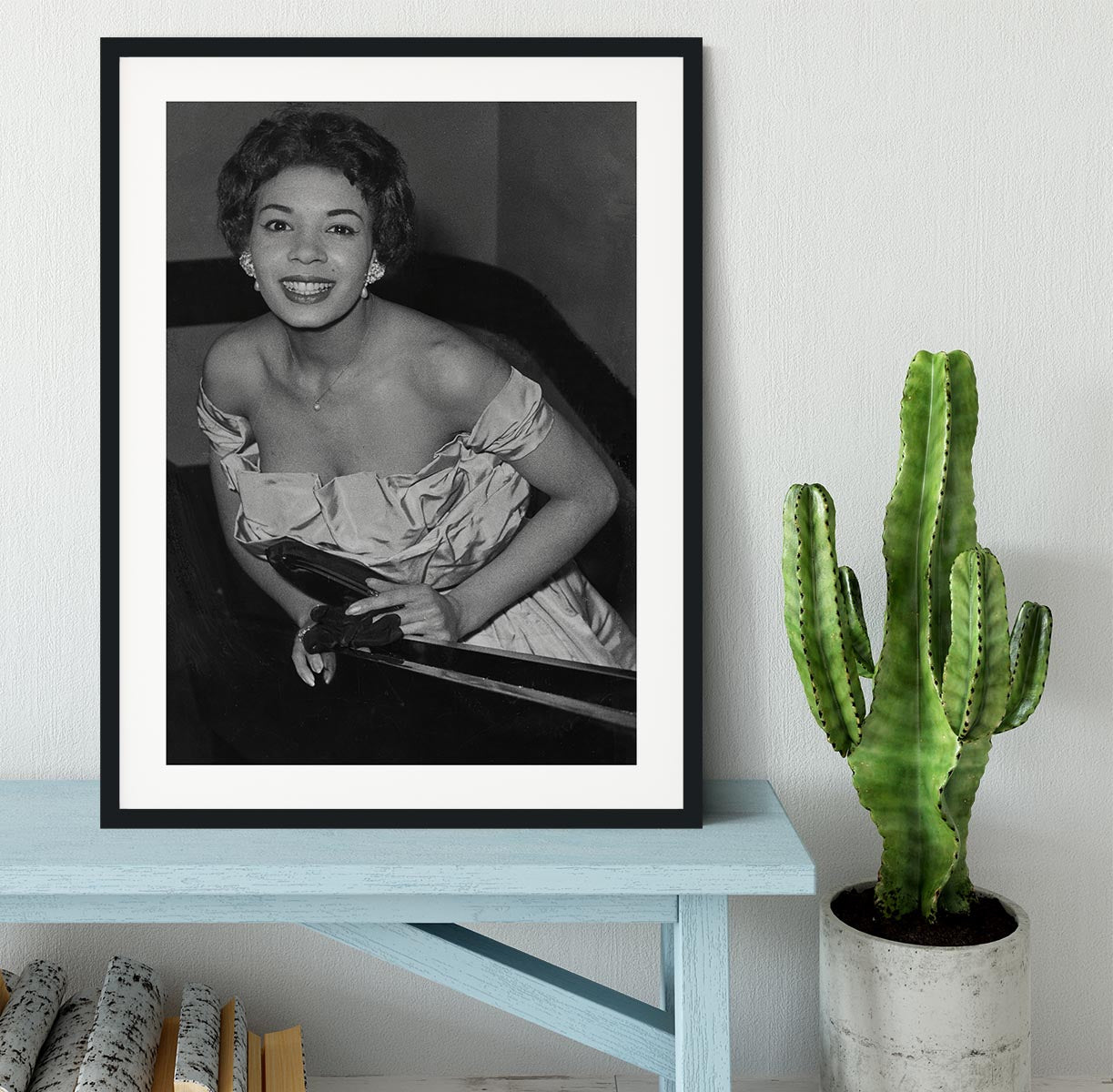 Shirley Bassey singer Framed Print - Canvas Art Rocks - 1