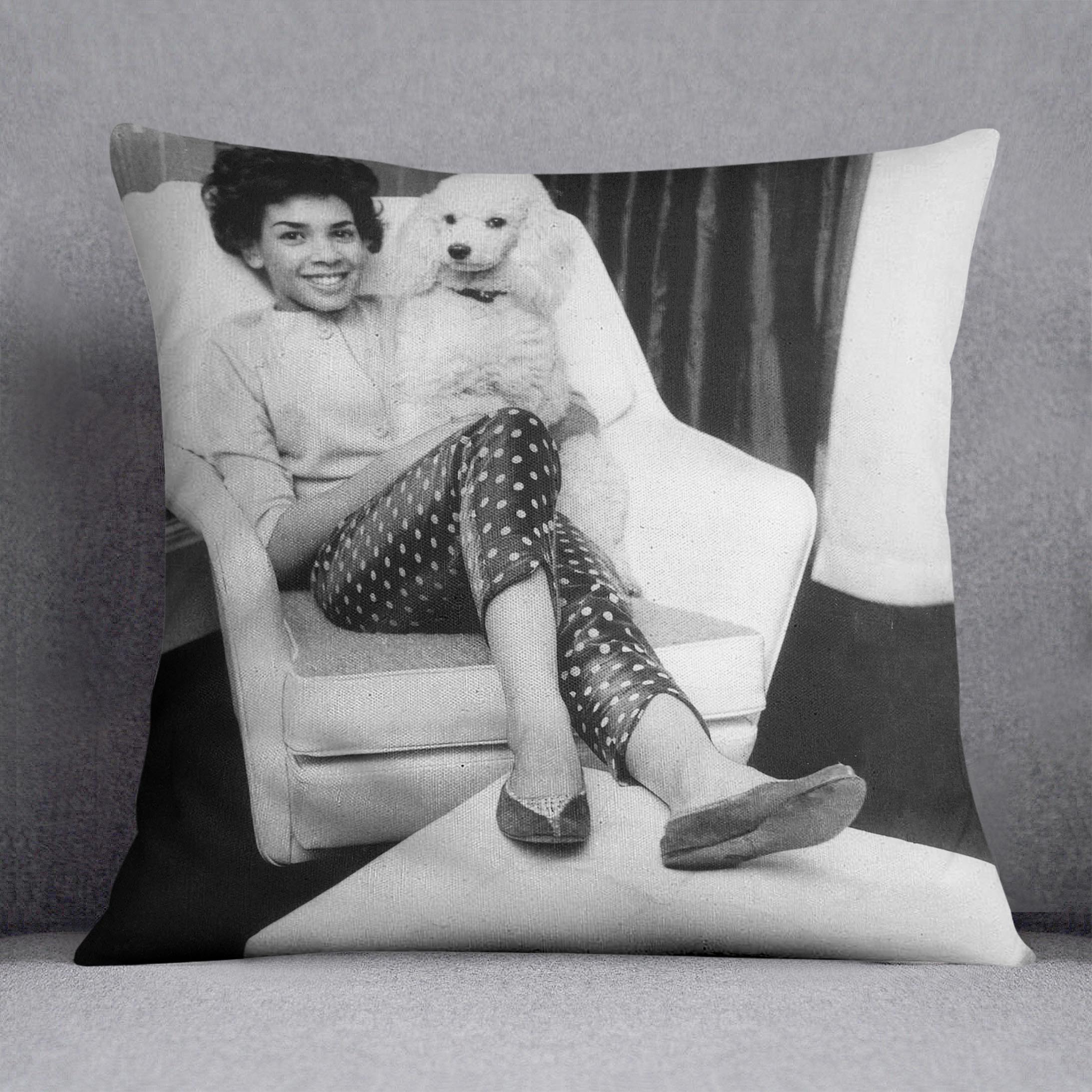 Shirley Bassey with her poodle Cushion