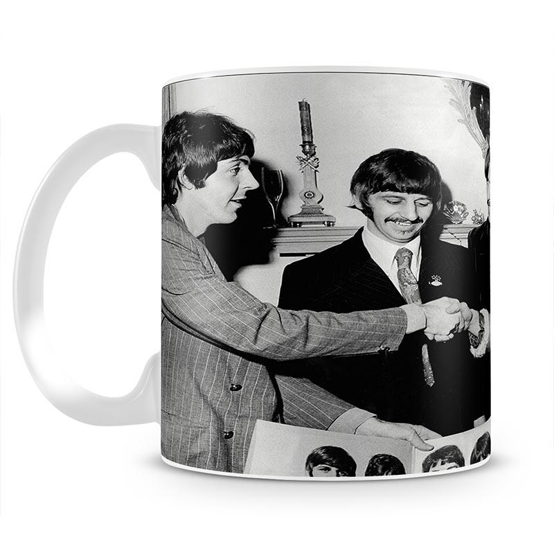 The Beatles shaking hands in 1967 Mug - Canvas Art Rocks - 2